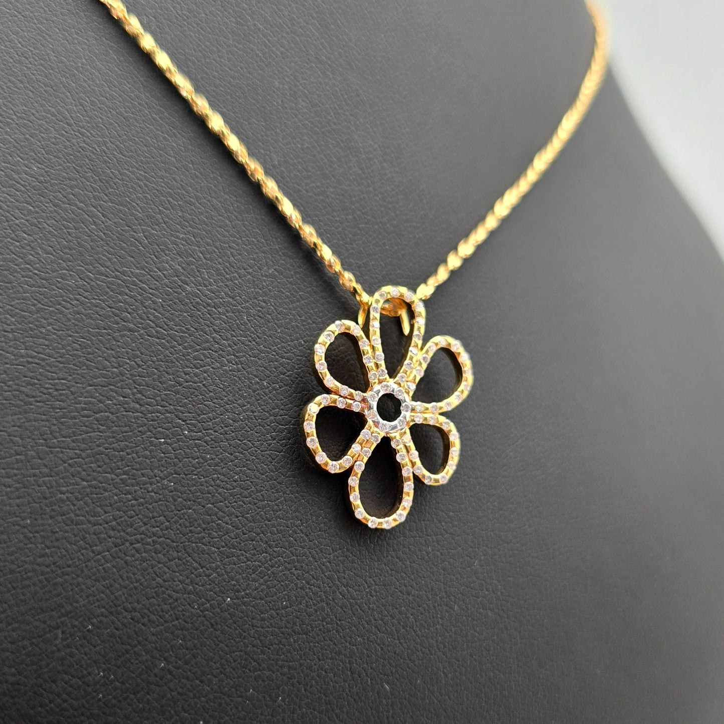 Diamantna verižica ''PETAL'' 18K 750/1000+DIA; masa=7.32g