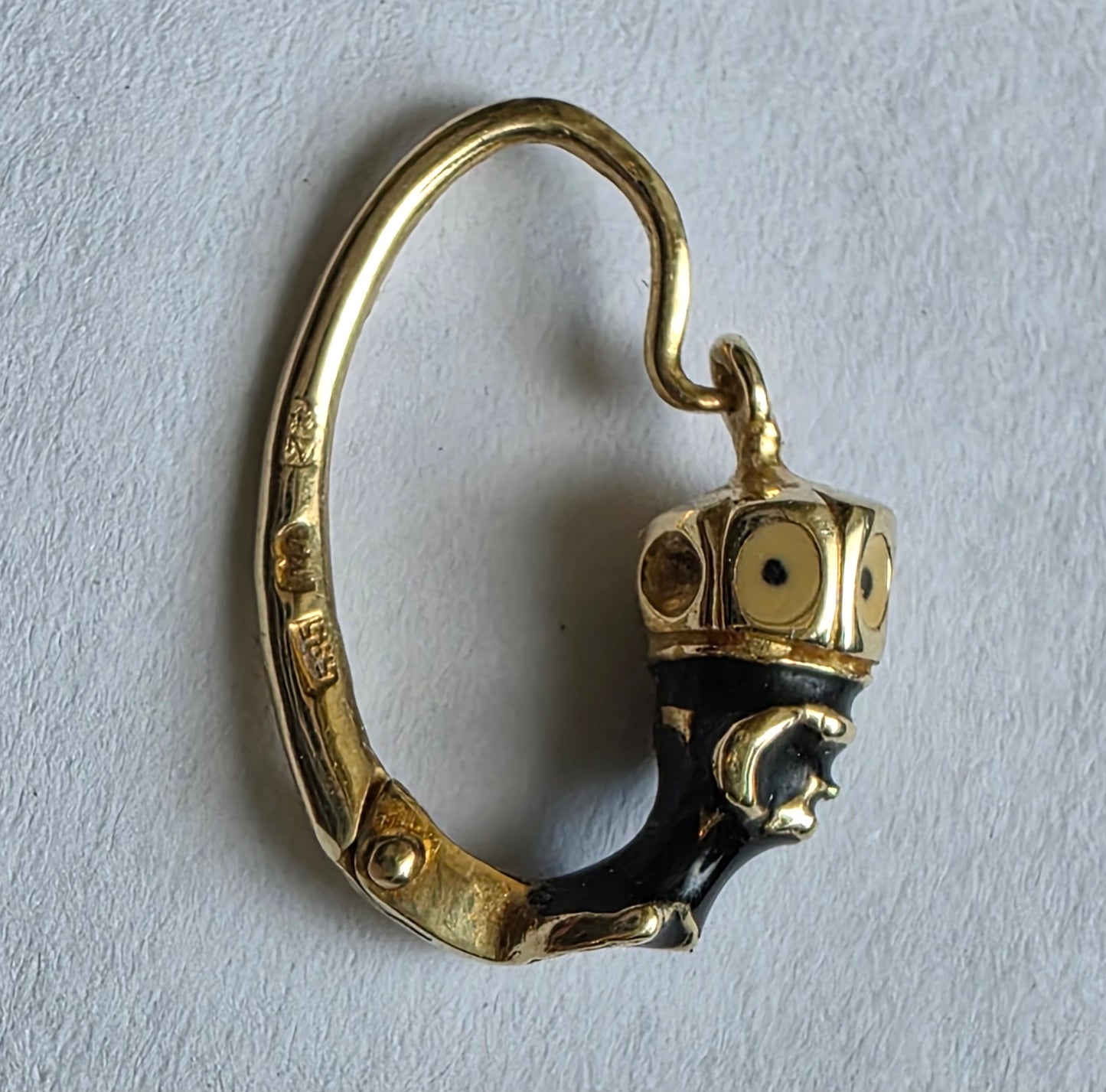 Zlati uhan ''KRONOS'' 14K 585/1000; masa=1.62g