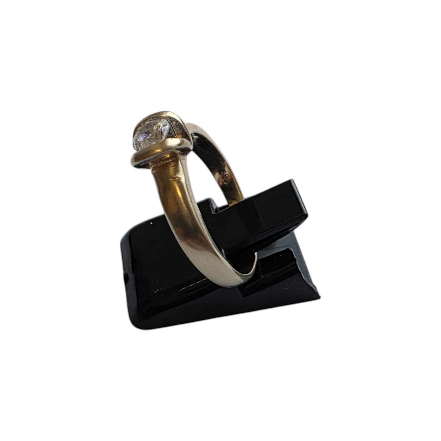 Zlati prstan ''LEANDRA'' 14K 585/1000; masa=3.85g