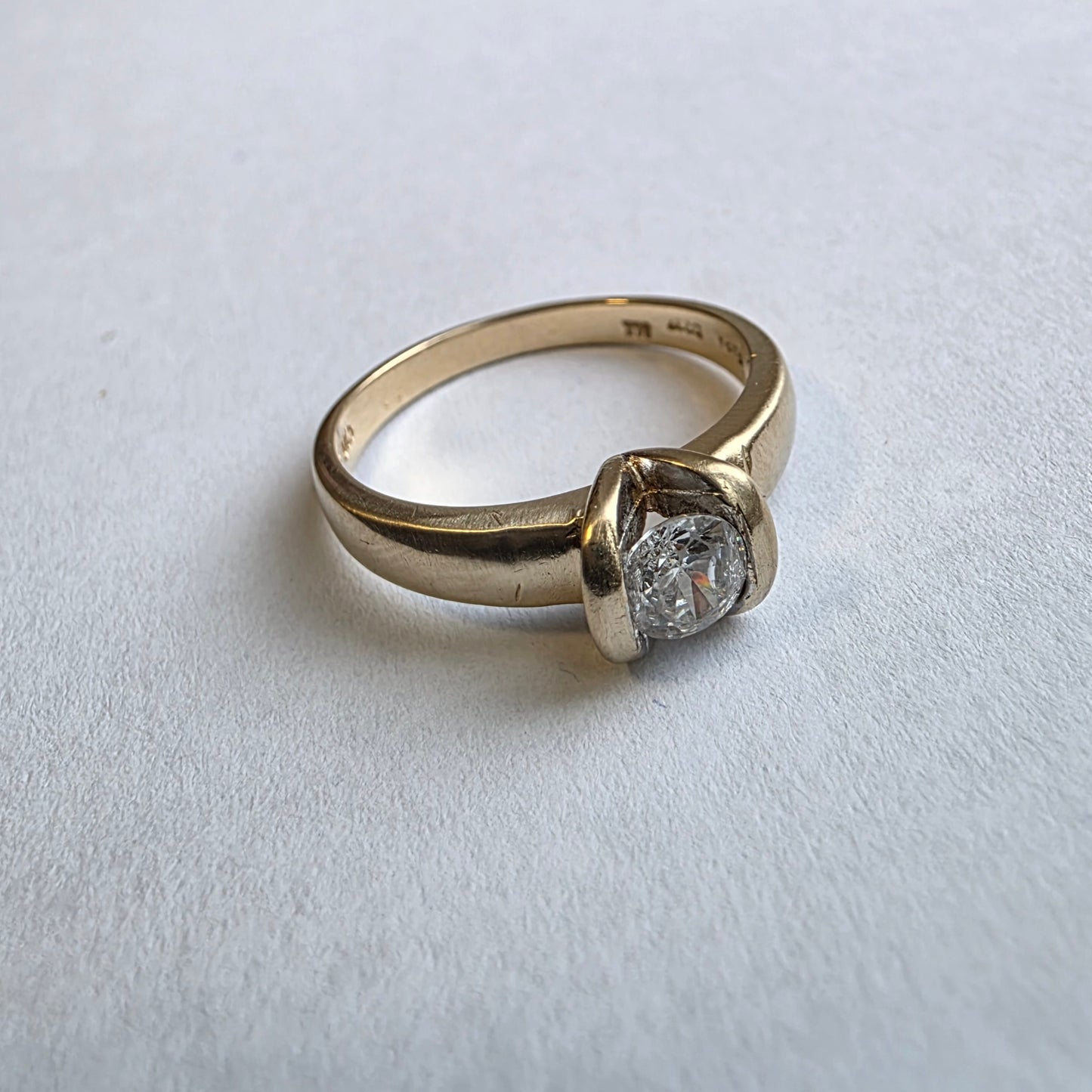 Zlati prstan ''LEANDRA'' 14K 585/1000; masa=3.85g