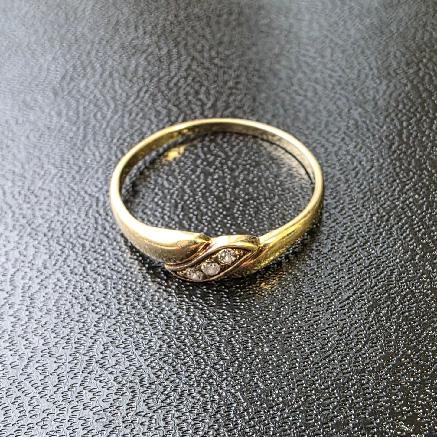 Zlati prstan ''VIJA'' 14K 585/1000; masa=1.42g