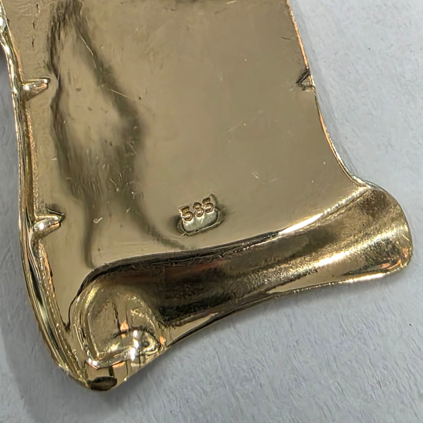 Zlati obesek "P" 14K 585/1000; masa=0.99g