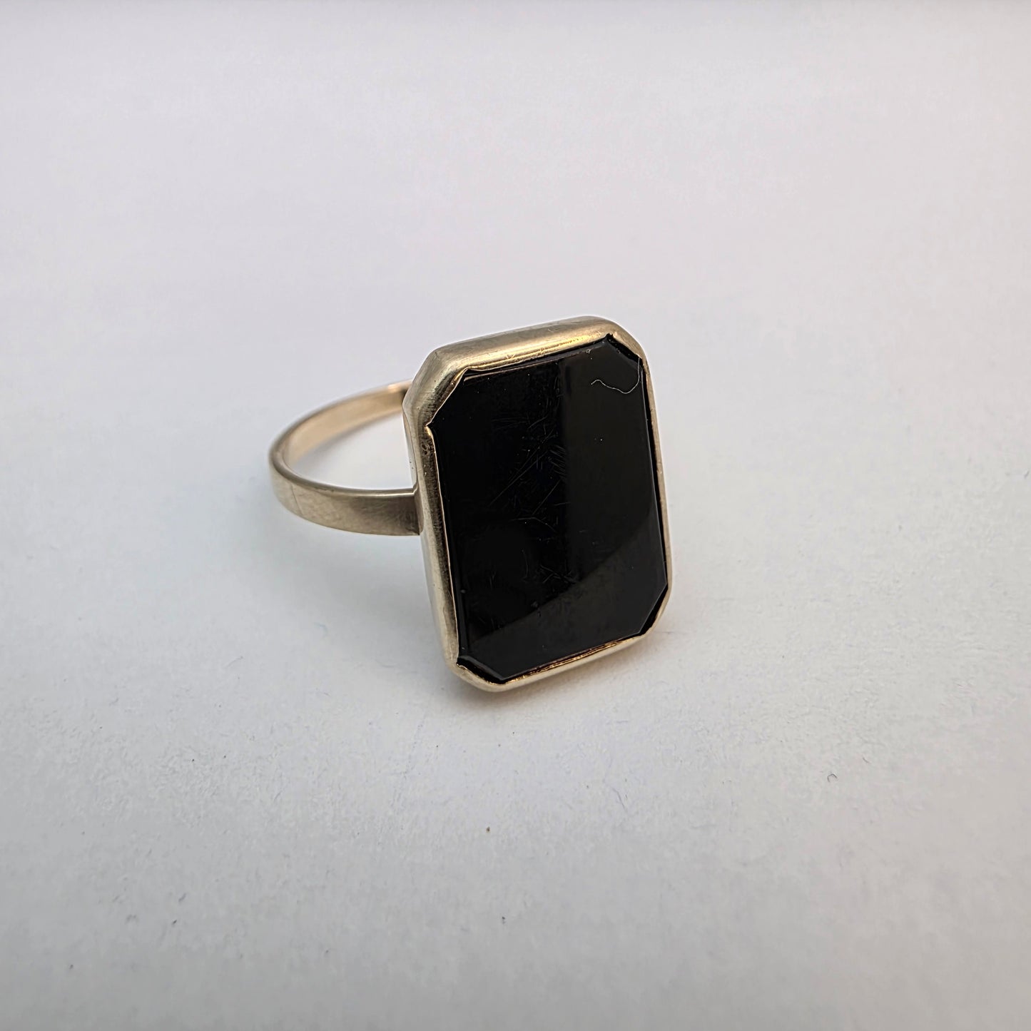 Zlati prstan "ADON" 14K 585/1000; masa=2.79g