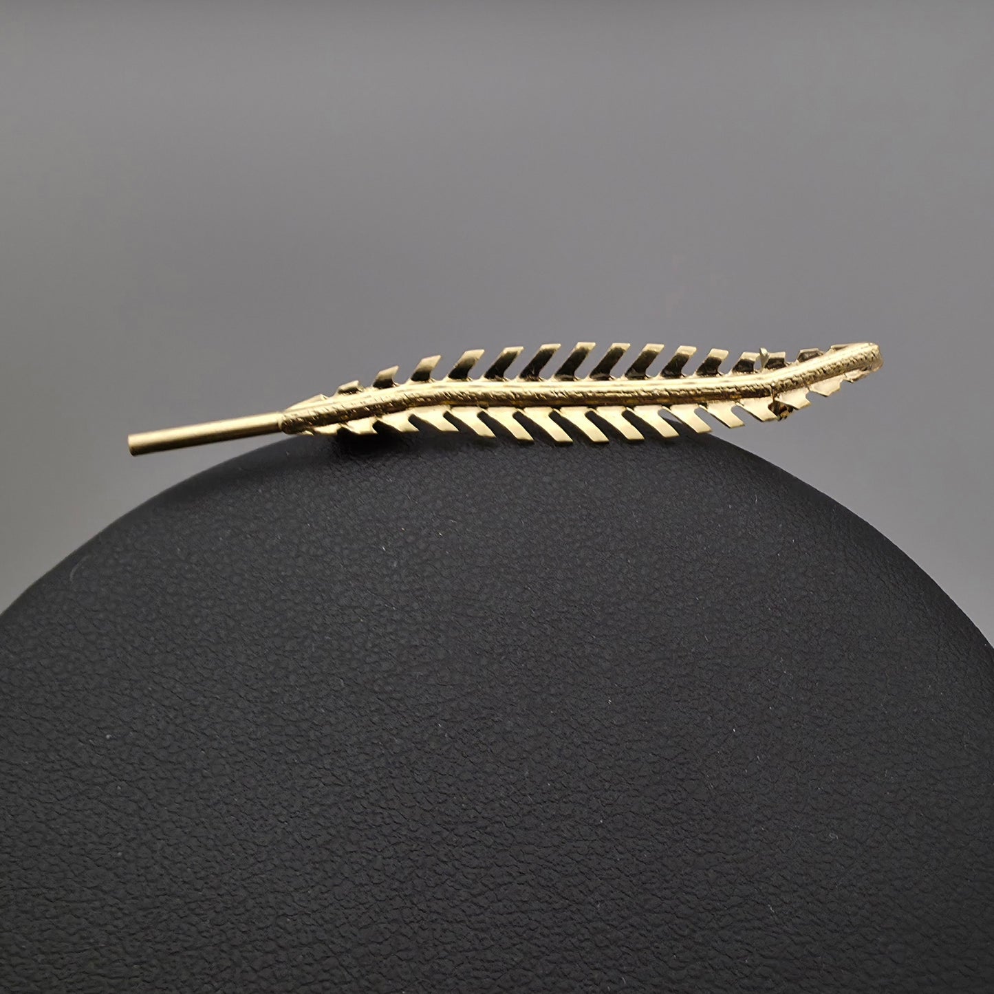 Zlata broška "PAO" 18K 750/1000; masa=2.18g