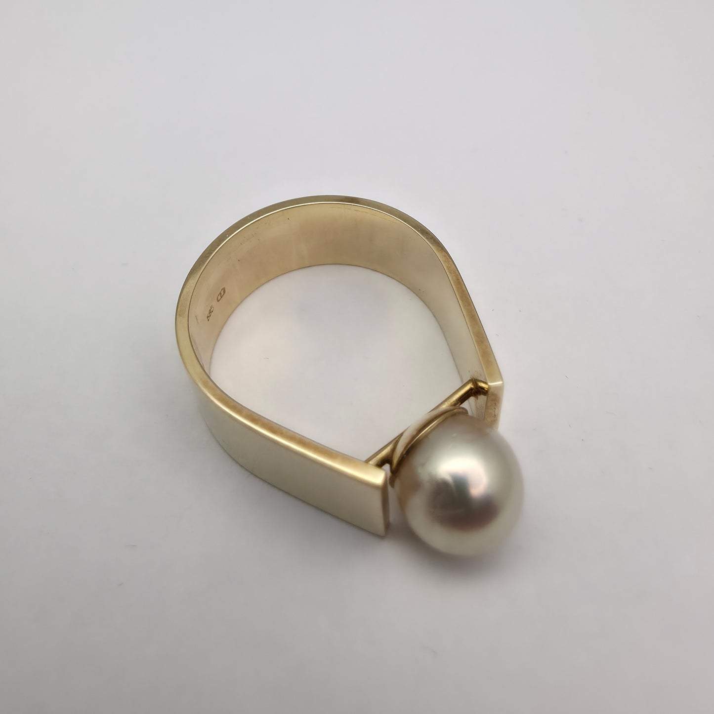 Zlati prstan "PERLA" 14K 585/1000; masa=7.80g