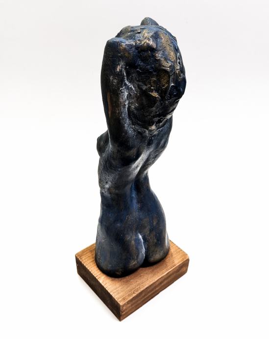 Kip iz žgane gline STANE KOLMAN Ženska 9,5 x 27 x 8cm