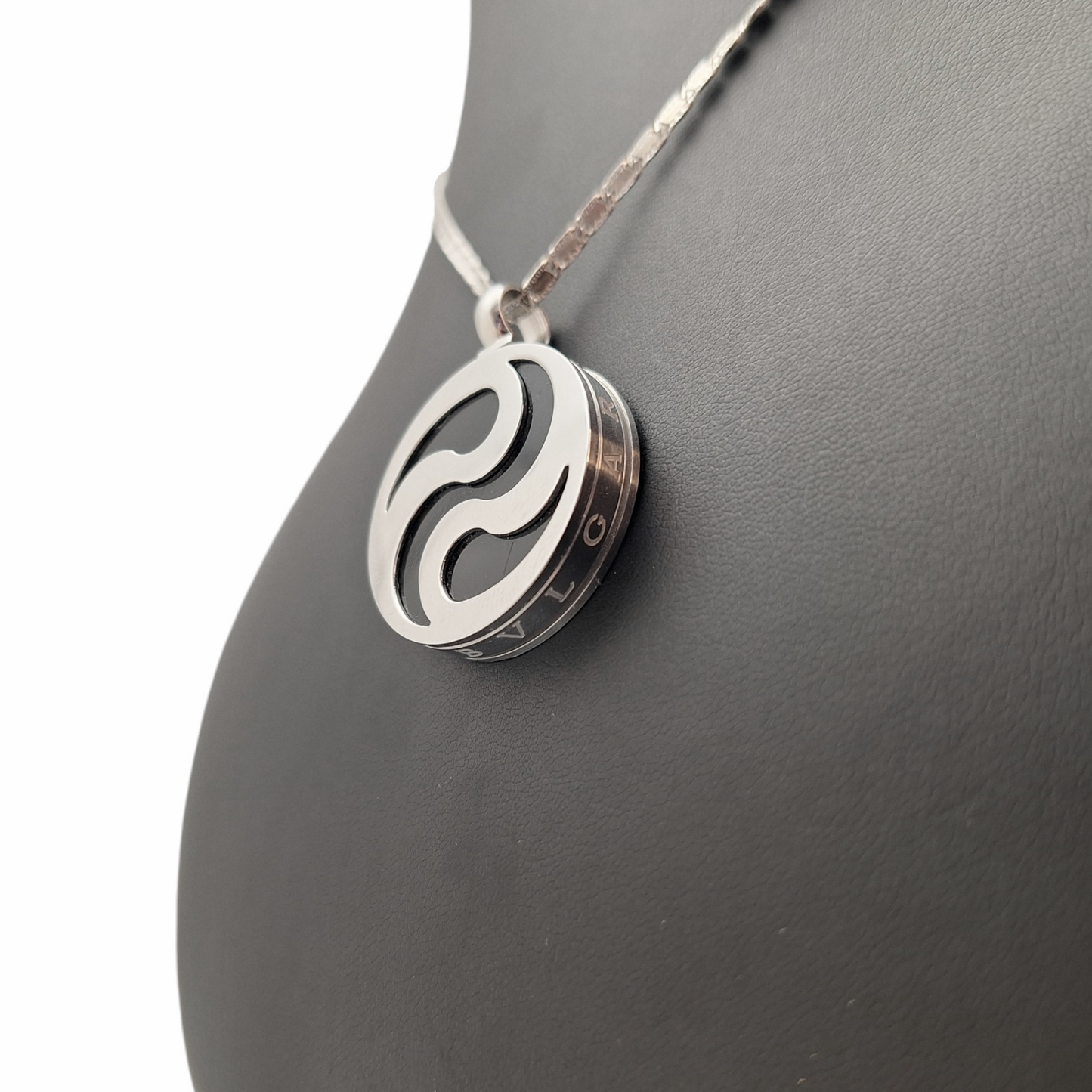 Zlati / jekleni obesek "BVLGARI"