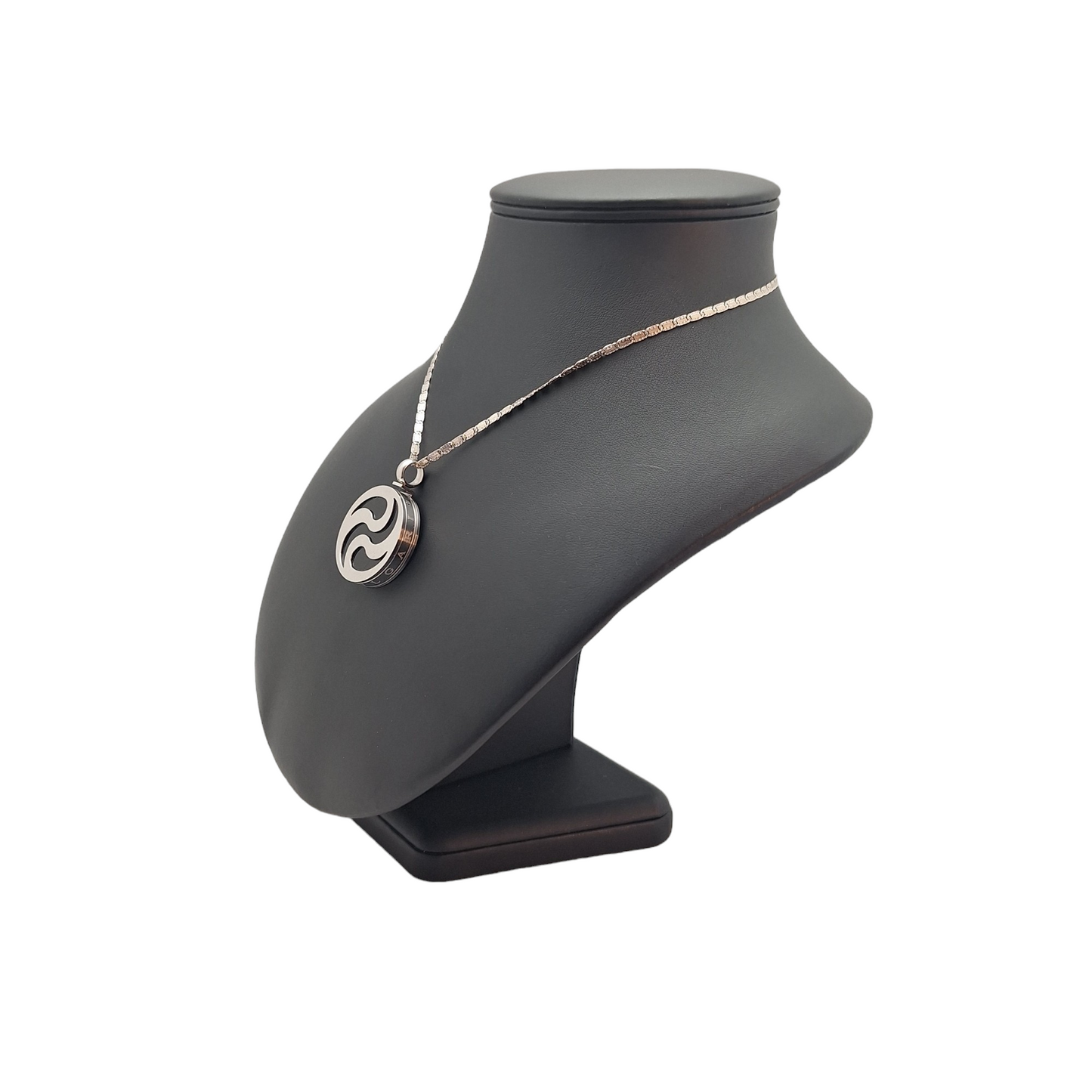 Zlati / jekleni obesek "BVLGARI"