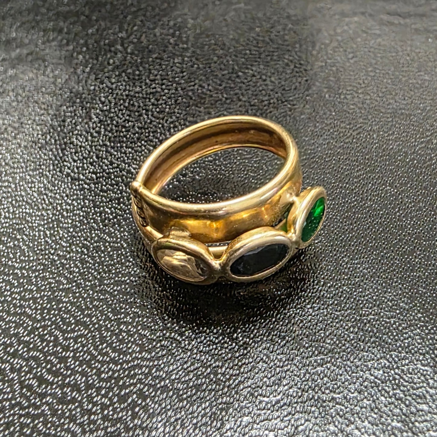 Zlati prstan ''TRIOS'' 18K 750/1000; masa=3.80g