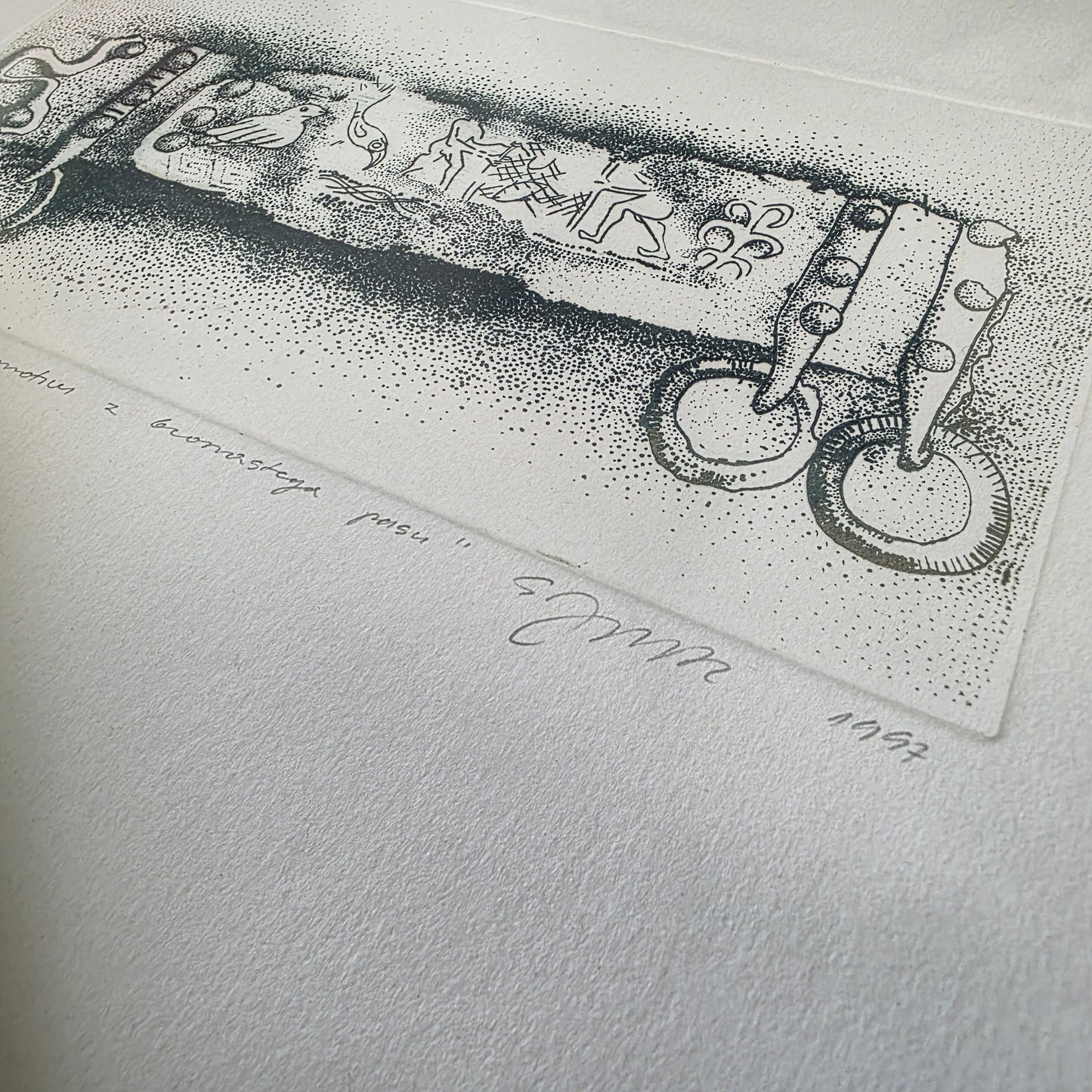 S.M.; jedkanica; "Bronasti pas"; 33 cm x 28 cm