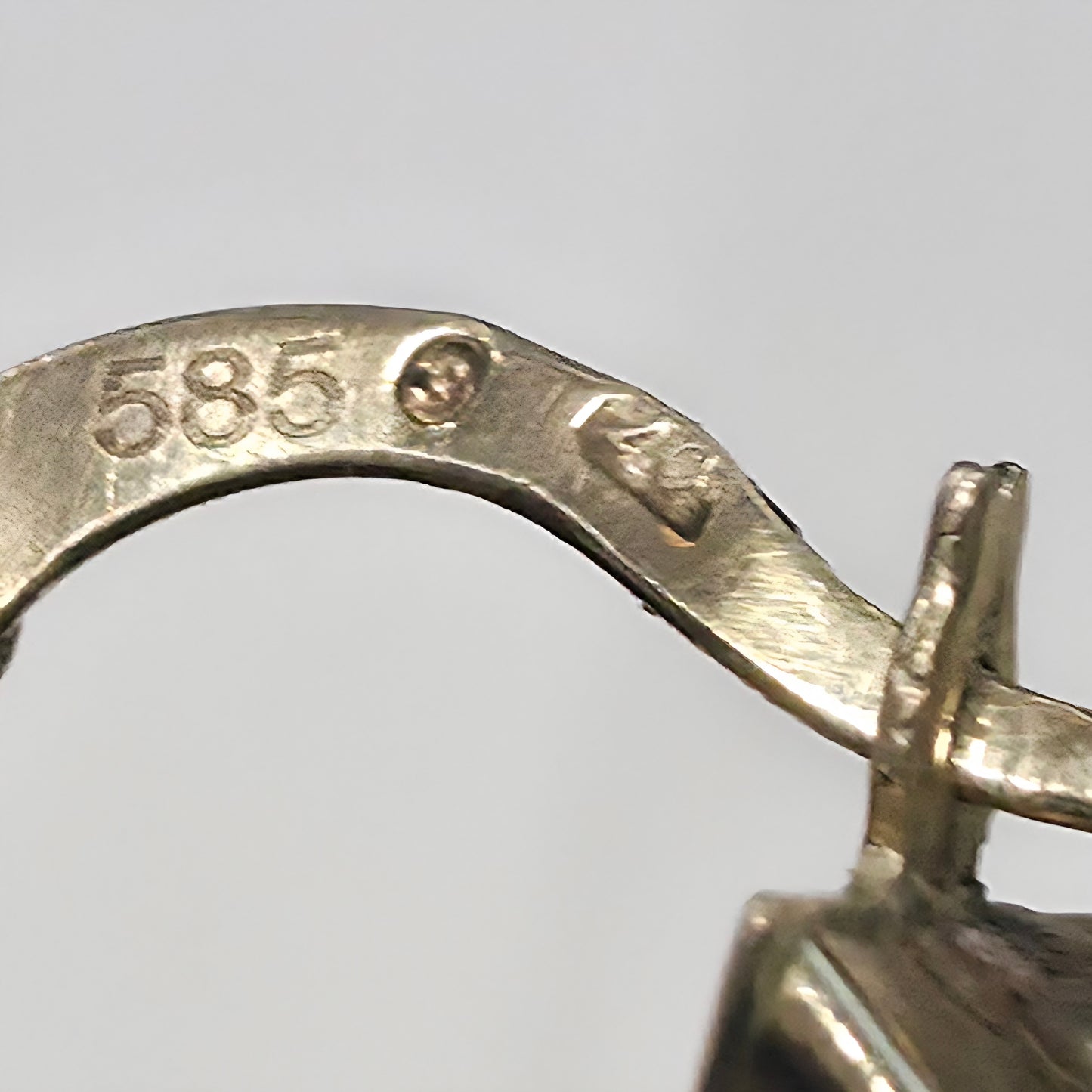 Zlati uhani "TWIST" 14K 585/1000; masa=10.56g