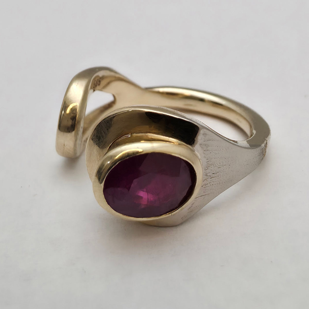 Zlati prstan "UNIQ" 14K 585/1000; masa=6.99g