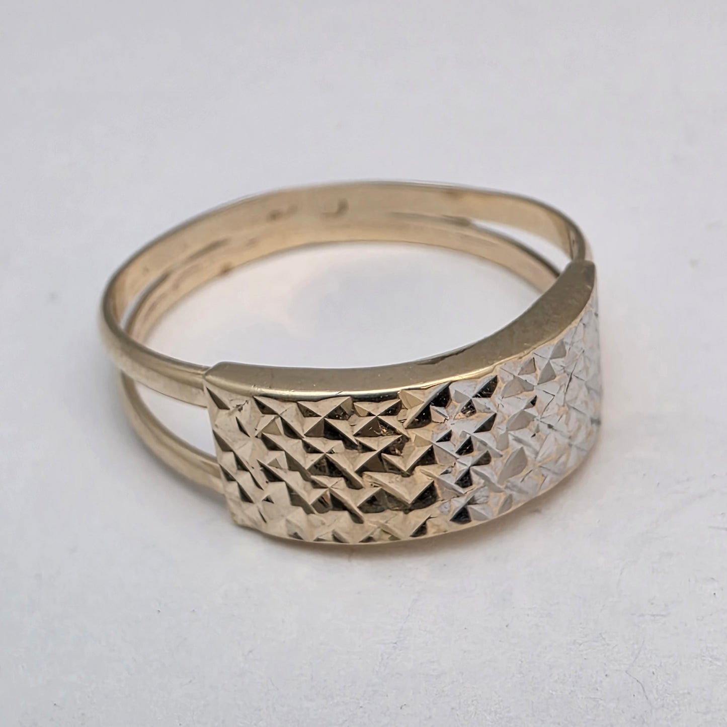 Zlati prstan "HENDA" 14K 585/1000; masa=1.98g