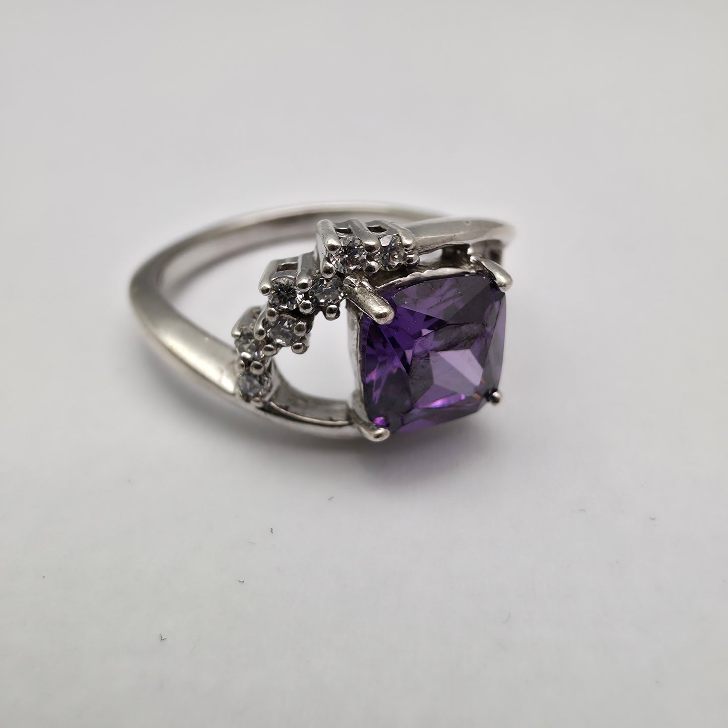 Srebrni prstan "PURPLE" 925/1000; masa=3.53g