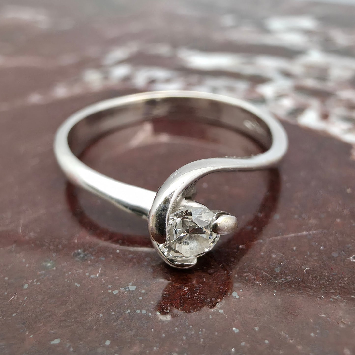 Diamantni prstan "AINO" 18K 750/1000+DIA; masa=1.97g