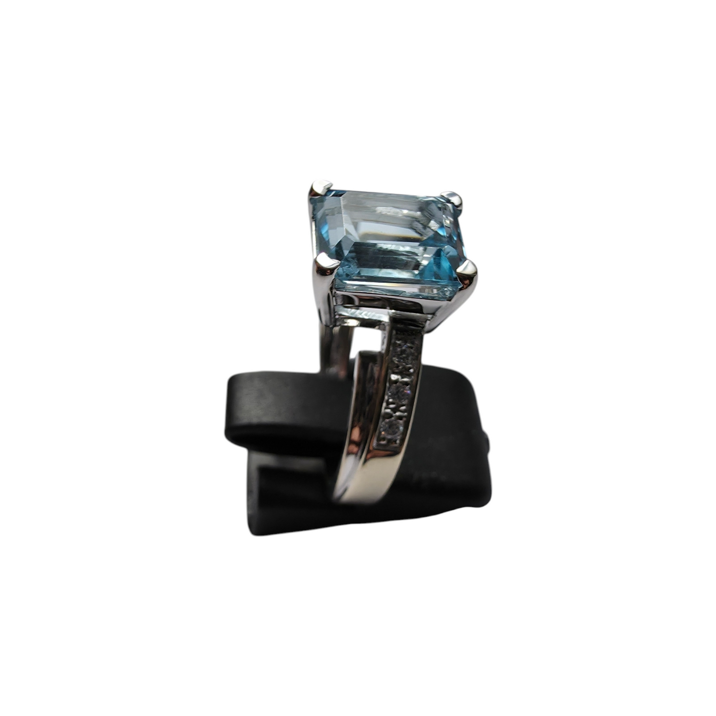 Zlati prstan TOPAZ 14K 585/1000; masa=5.35g