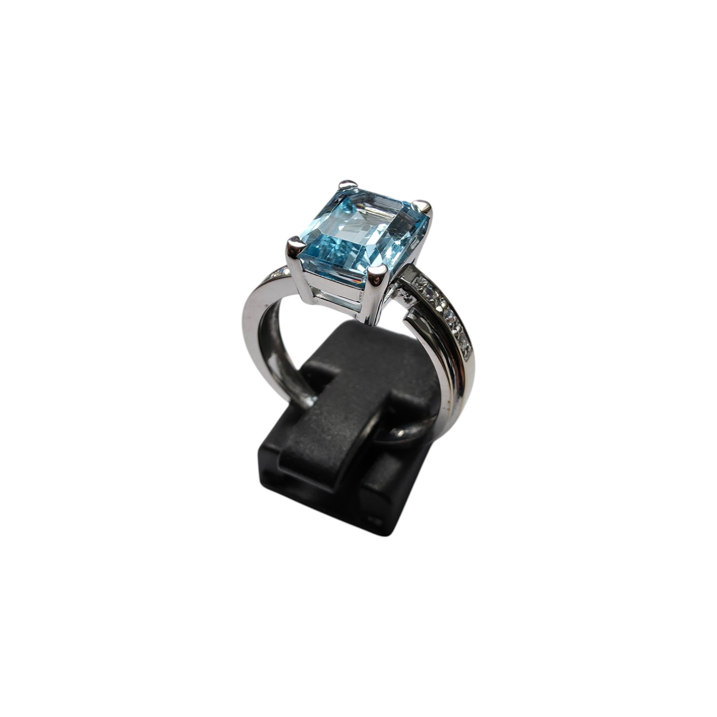 Zlati prstan TOPAZ 14K 585/1000; masa=5.35g