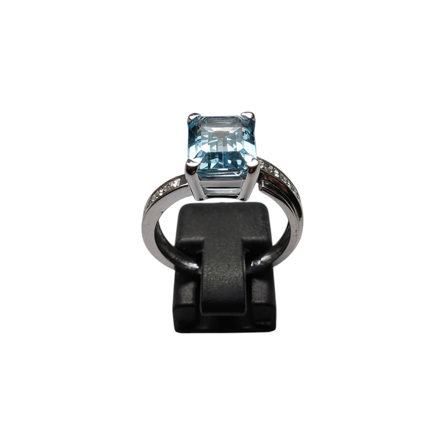 Zlati prstan TOPAZ 14K 585/1000; masa=5.35g