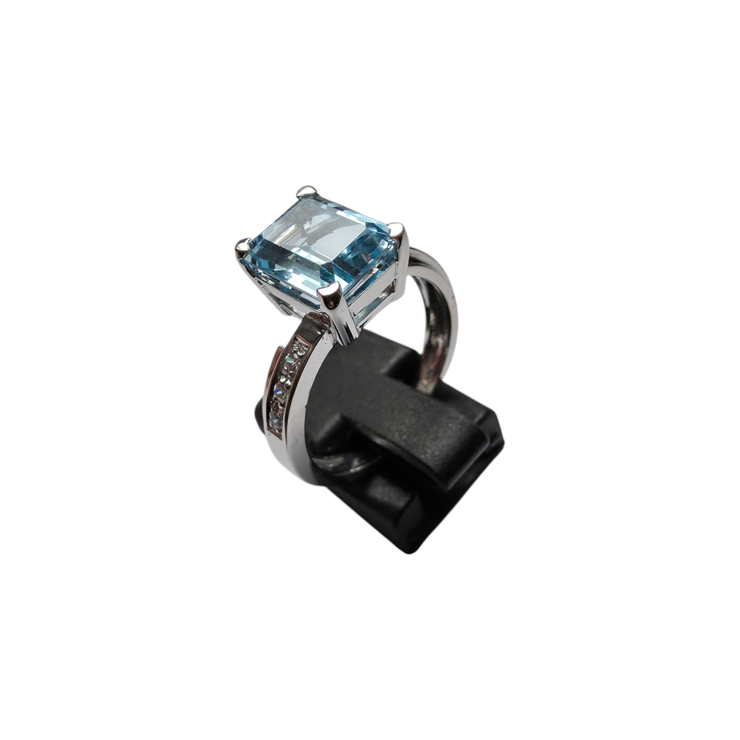 Zlati prstan TOPAZ 14K 585/1000; masa=5.35g