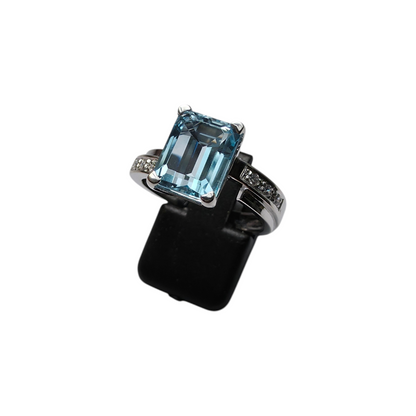 Zlati prstan TOPAZ 14K 585/1000; masa=5.35g