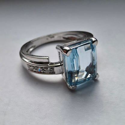 Zlati prstan TOPAZ 14K 585/1000; masa=5.35g
