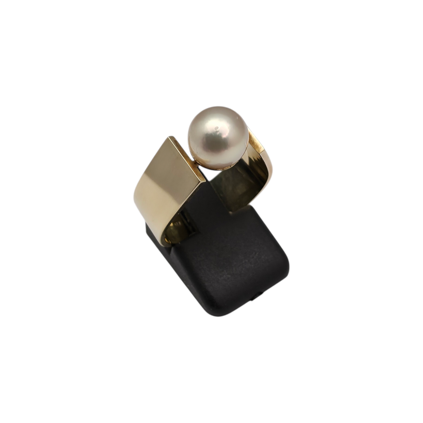 Zlati prstan "PERLA" 14K 585/1000; masa=7.80g