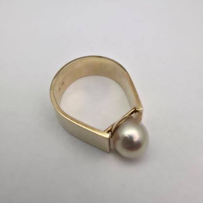 Zlati prstan "PERLA" 14K 585/1000; masa=7.80g