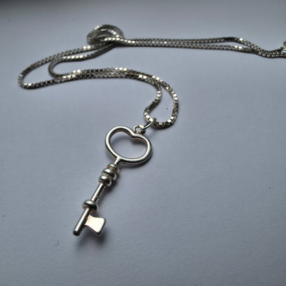 Srebrna verižica "KEY" 925/1000; masa=4.99g