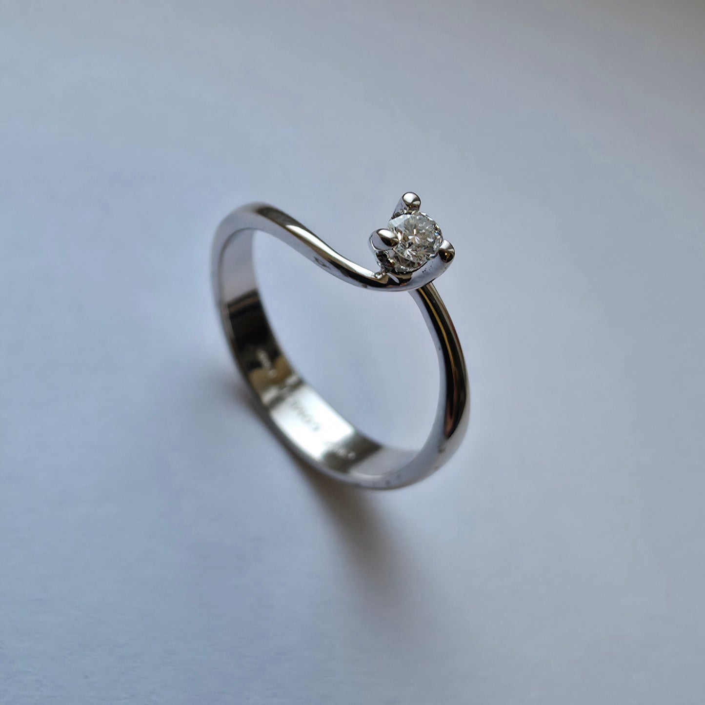 Diamantni prstan "TIANA" 18K 750/1000; masa=2.68g