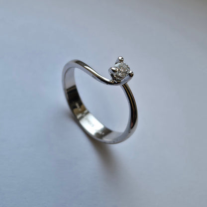 Diamantni prstan "TIANA" 18K 750/1000; masa=2.68g