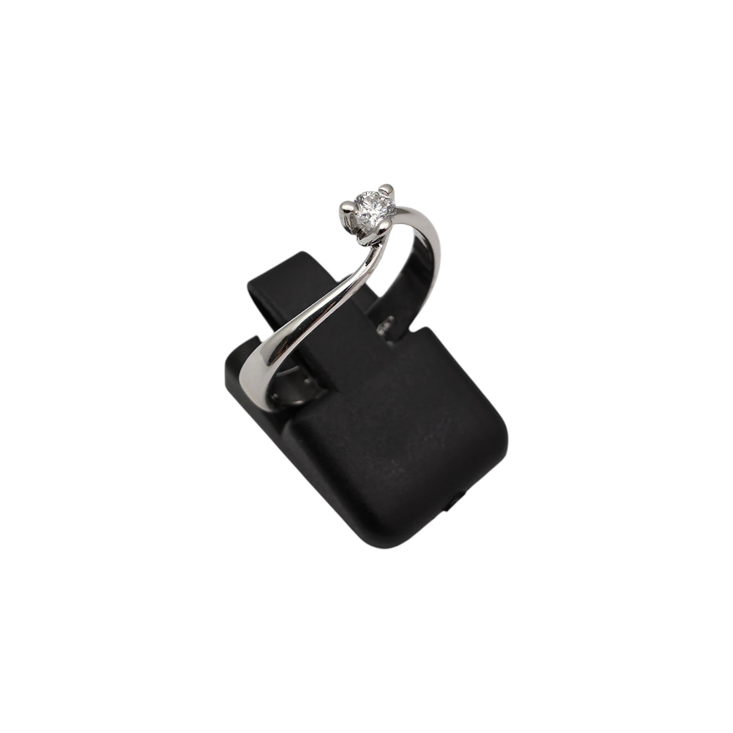 Diamantni prstan "TIANA" 18K 750/1000; masa=2.68g