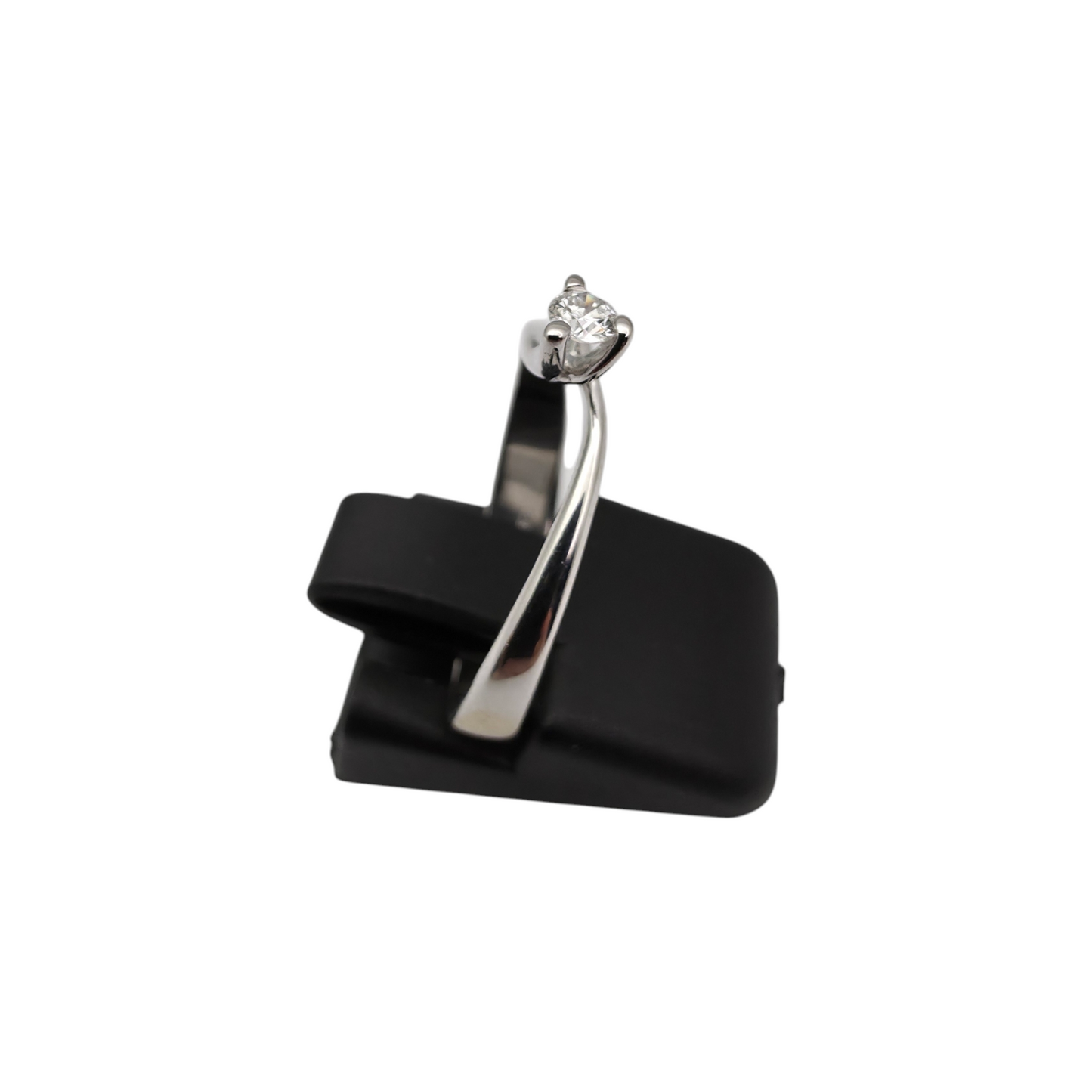 Diamantni prstan "TIANA" 18K 750/1000; masa=2.68g