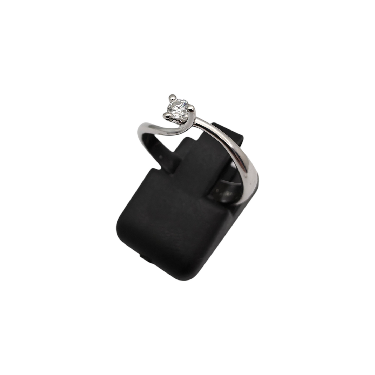 Diamantni prstan "TIANA" 18K 750/1000; masa=2.68g
