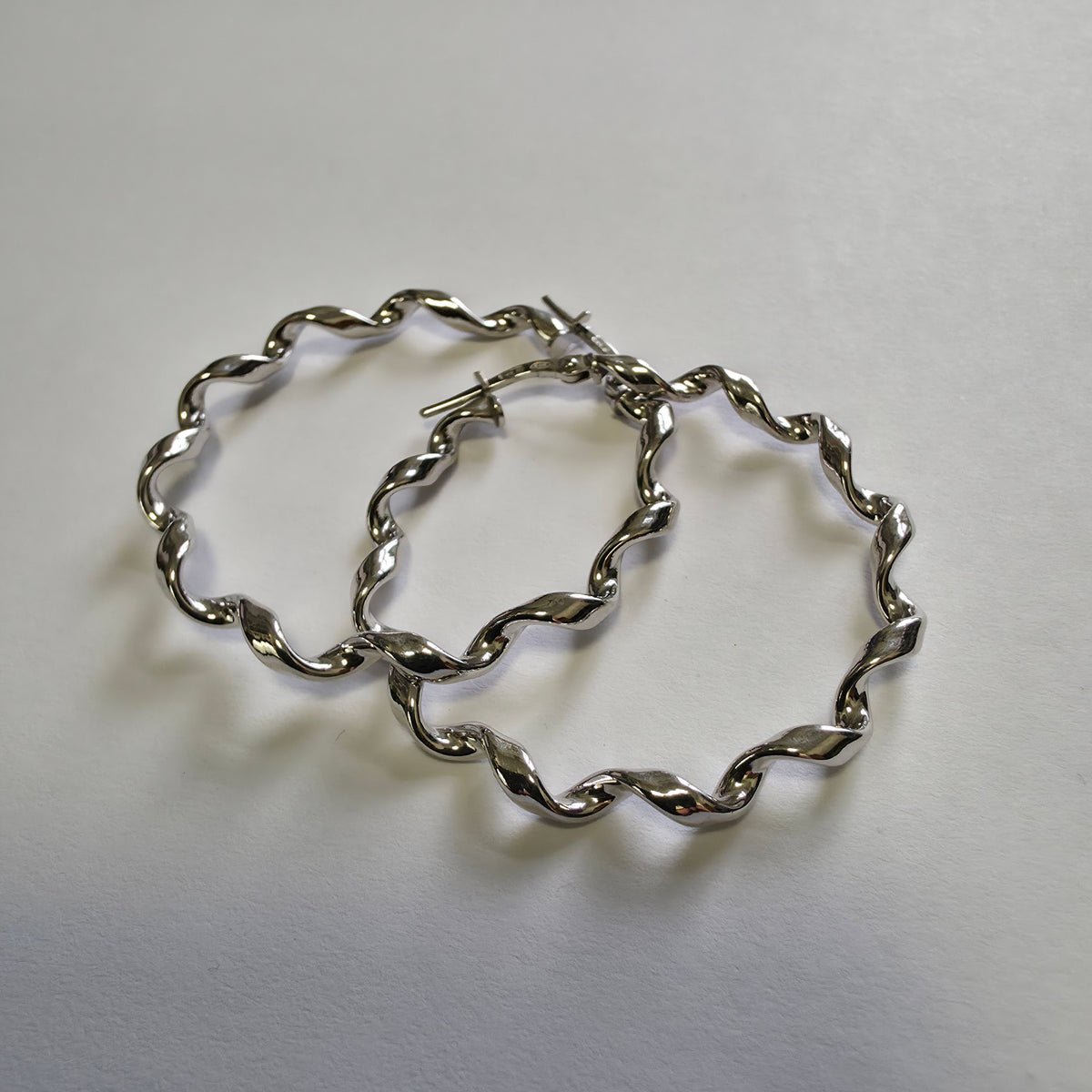 Srebrni uhani "DRAWGO" 925/1000; masa=3.96g