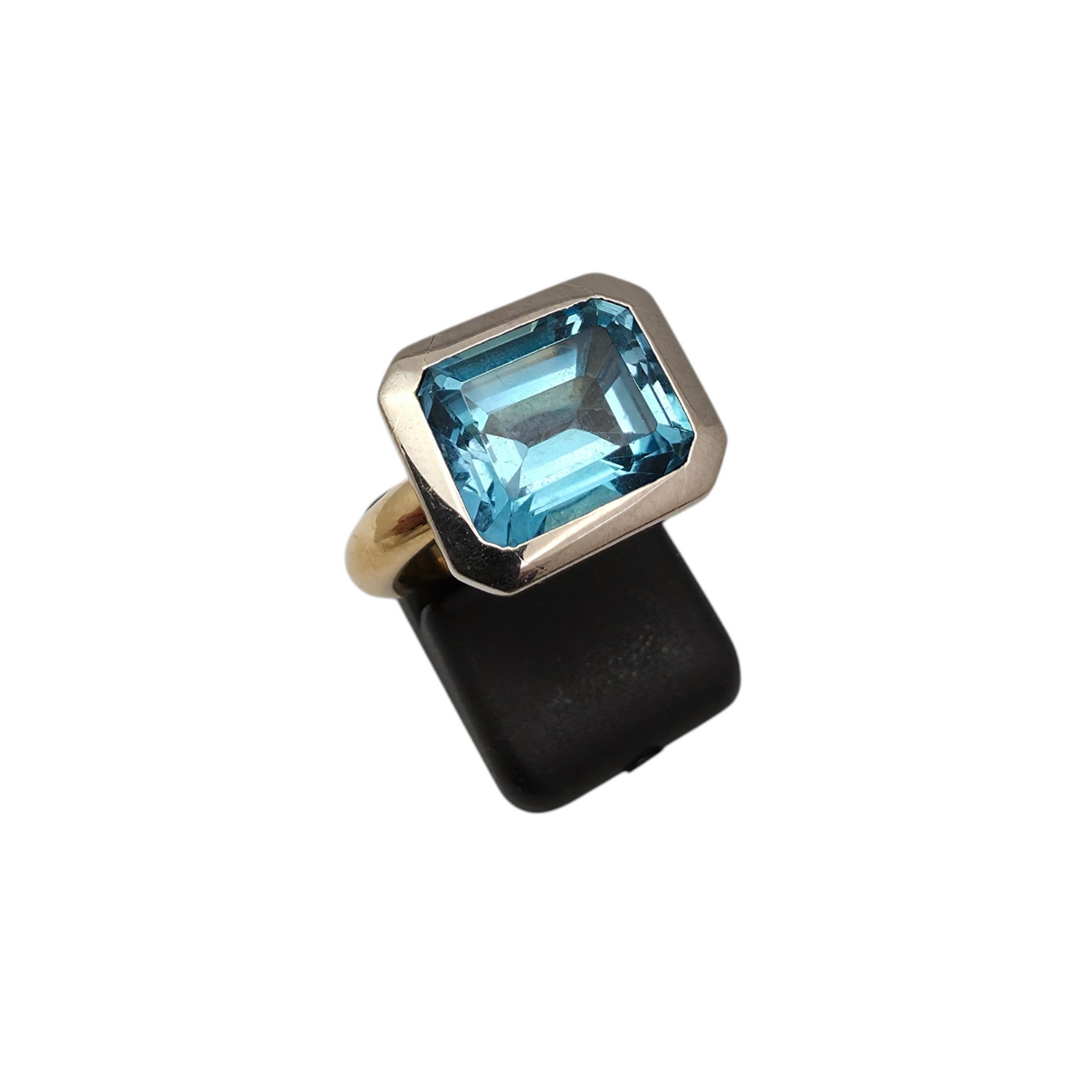 Zlati prstan "DECO" 18K 750/1000; masa=11.91g