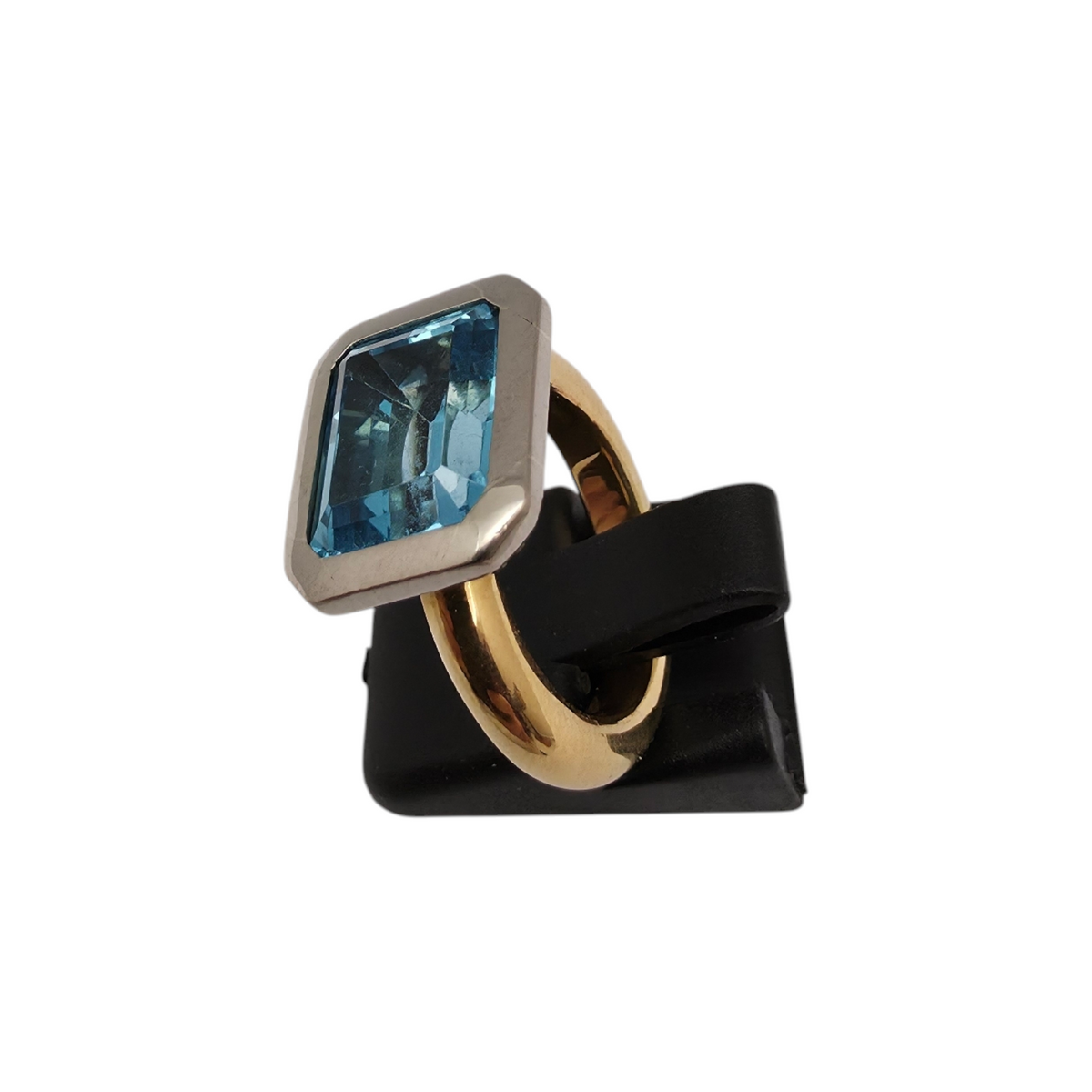 Zlati prstan "DECO" 18K 750/1000; masa=11.91g