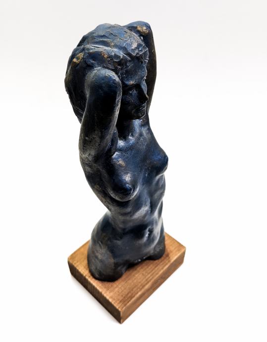 Kip iz žgane gline STANE KOLMAN Ženska 9,5 x 27 x 8cm
